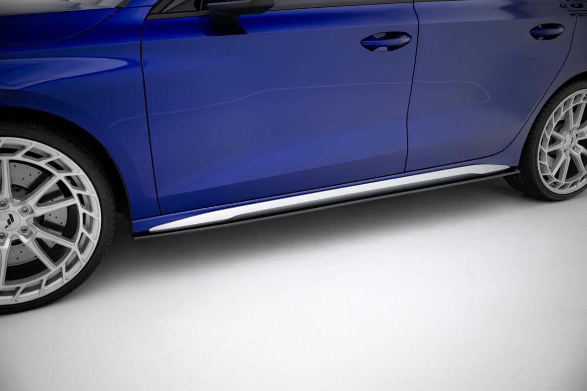Sideskjørt V1 i sort for Audi A3 S-Line Sedan 8Y Facelift montert langs dørterskel, sett fra siden
