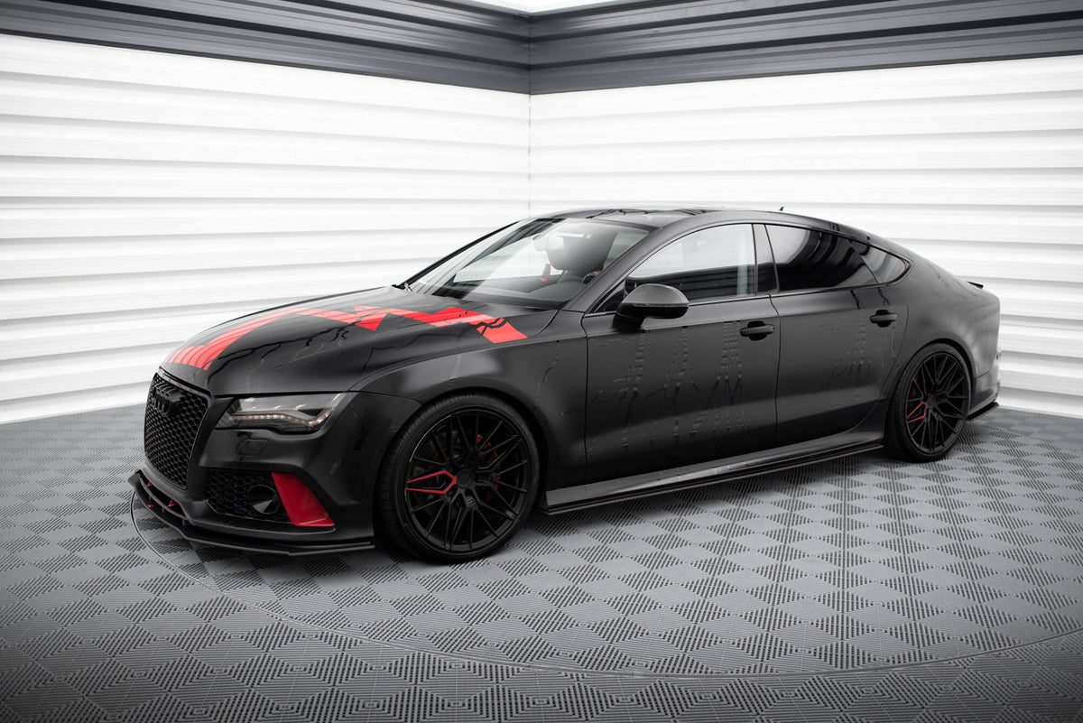 Matt svart sideskjørt montert på Audi A7 C7, skrå vinkel forfra