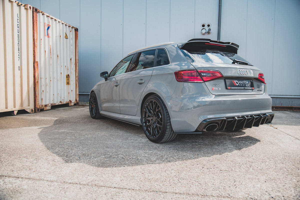 Nærbilde av CNC-frest kant på sideskjørt i matt svart ABS for Audi RS3 8V