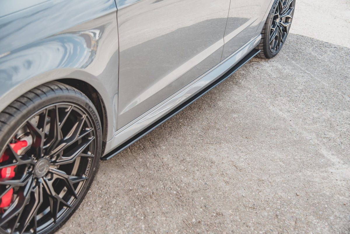 Street Pro sideskjørt-diffusorer til Audi RS3 8V Sportback sett i skrå vinkel forfra