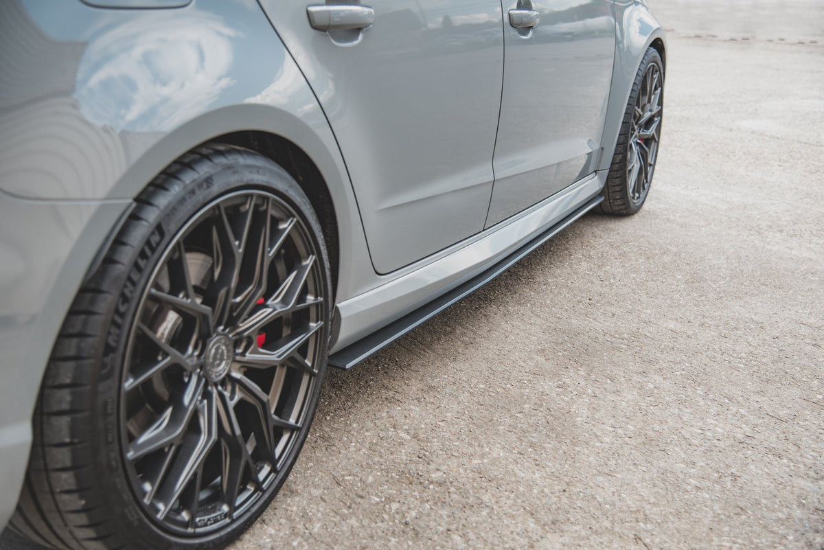 Street Pro sideskjørt for Audi RS3 8V med medfølgende monteringssett