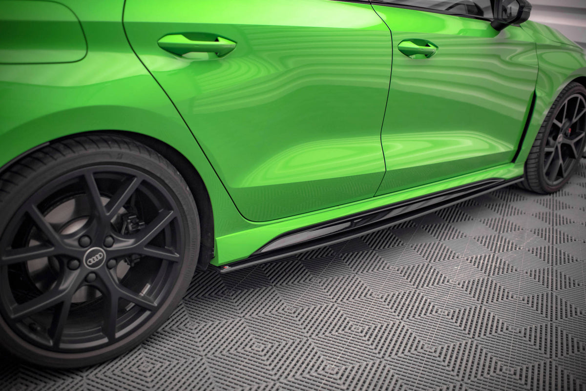 Audi RS3 Sedan 8Y sett fra siden med påmonterte sideskjørt som senker bilens visuelle profil