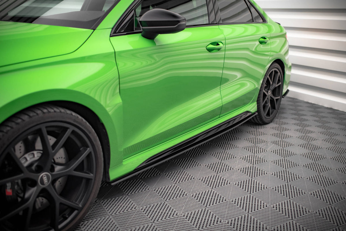 Sideskjørt i sort finish montert på Audi RS3 Sedan 8Y for et sportig og aggressivt utseende