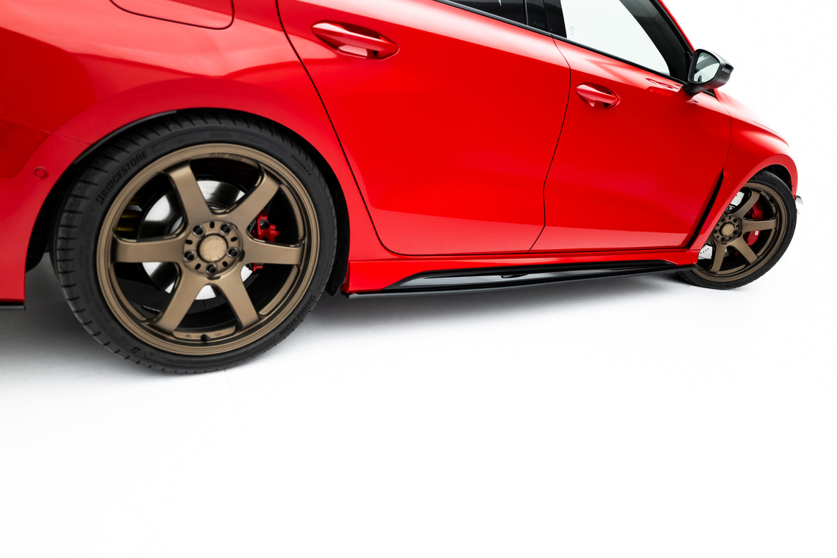Detaljbilde av overflatetekstur og kantprofil på sideskjørt V1 tilpasset Audi RS3 8Y Facelift