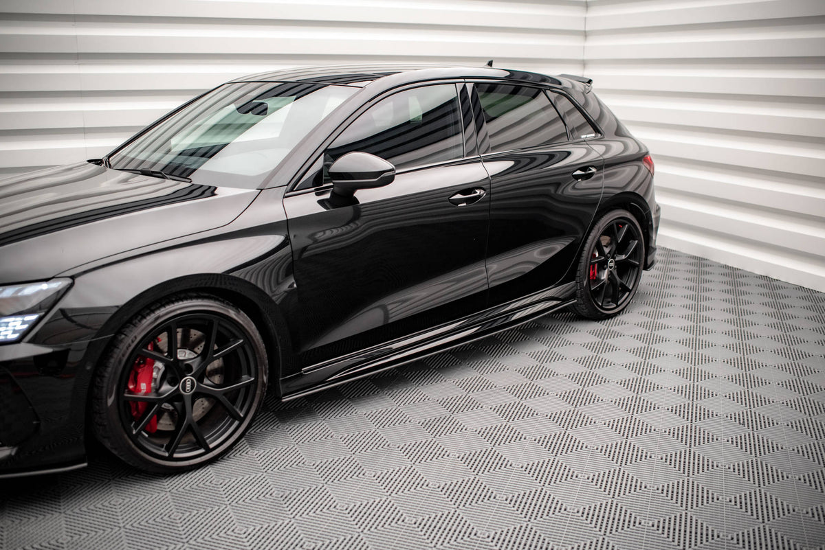 Nærbilde av 10mm sideskjørt til Audi RS3 Sportback 8Y som viser presis passform langs terskelpartiet