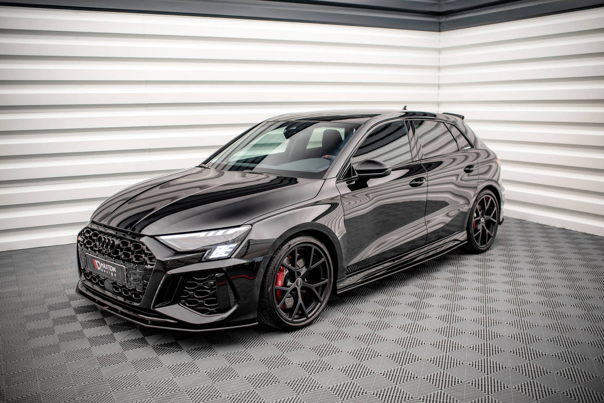 Audi RS3 Sportback 8Y sett fra siden med påmonterte sideskjørt som senker bilens visuelle profil