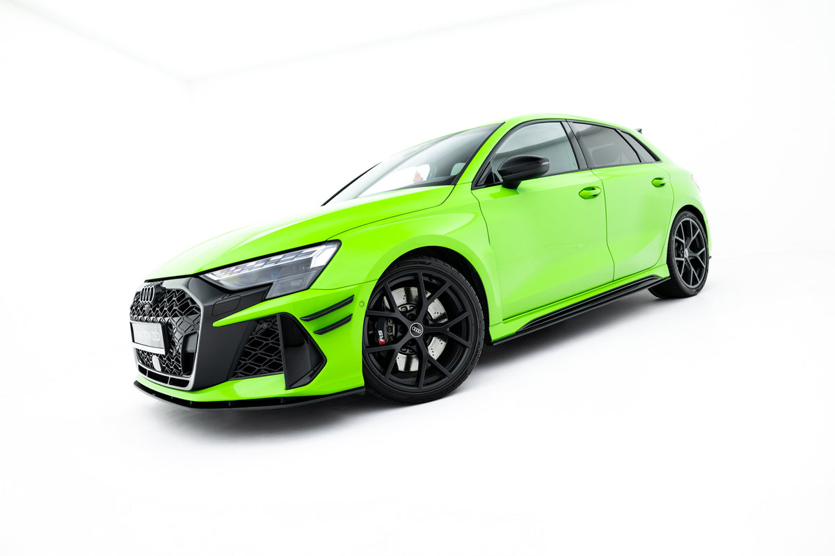Nærbilde av kantfinish på sideskjørt diffuser til Audi RS3 8Y Facelift