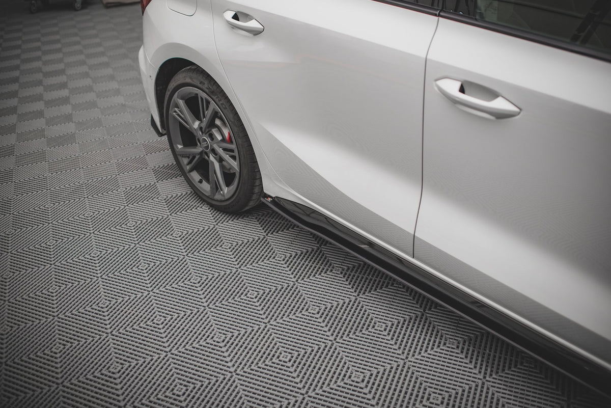 Sorte sideskjørt montert på Audi A3 S-Line 8Y for et sporty utseende – fri frakt