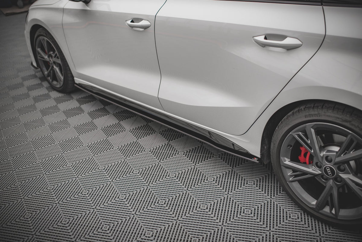 Sideskjørt til Audi S3 og A3 S-Line 8Y Facelift i sort finish – gratis frakt