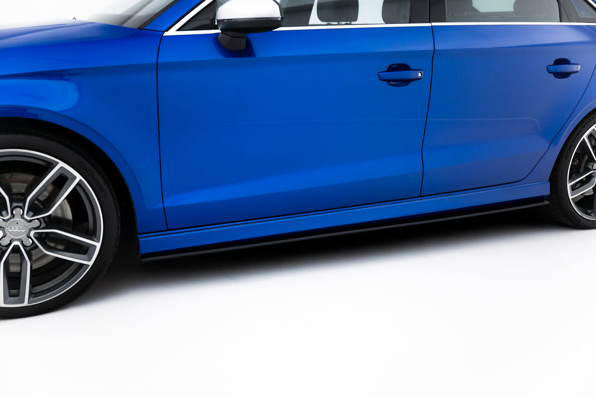 Street Pro sideskjørt-diffusorer til Audi S3 Sedan 8V sett i skrå vinkel forfra