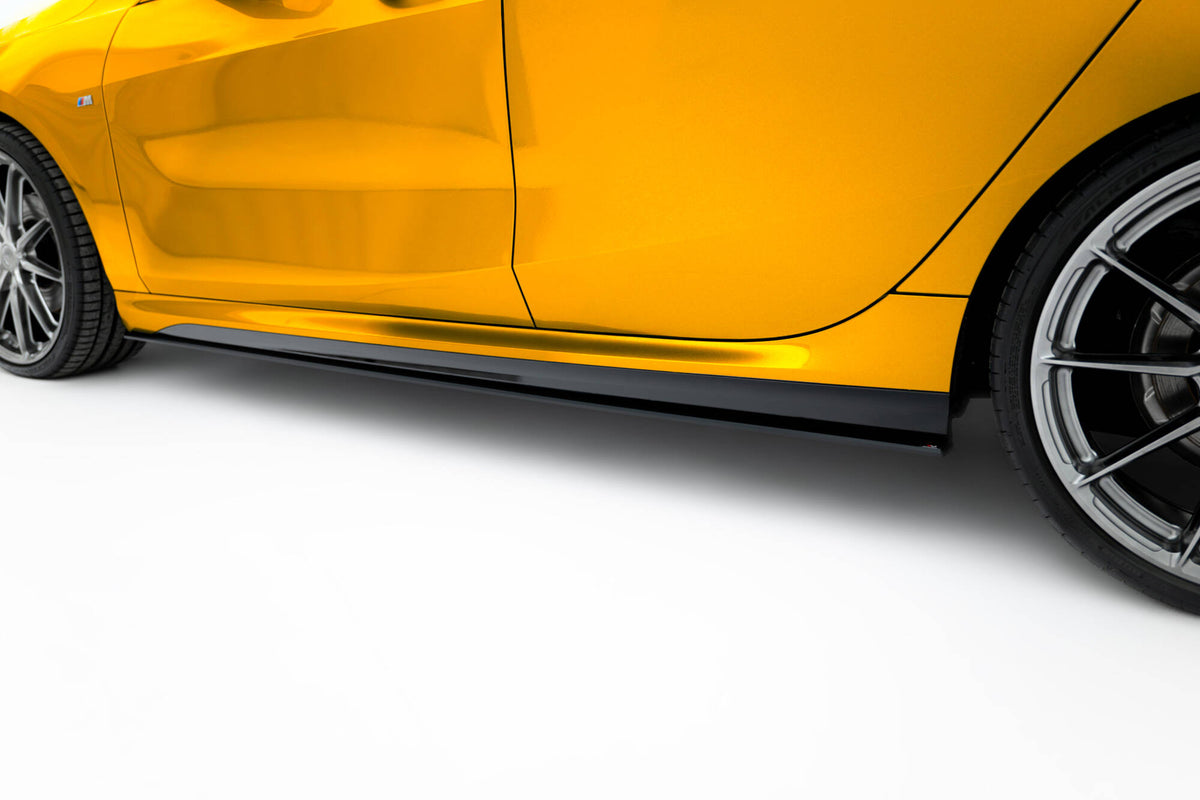 Sideskjørt BMW F70 M-Pakke sett fra siden på mørk bakgrunn