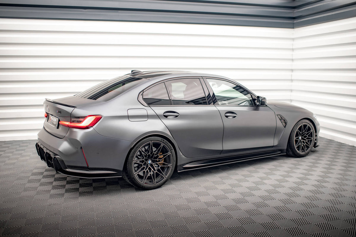 Sideskjørt montert på BMW M3 G80 i nærbilde av kantfinish