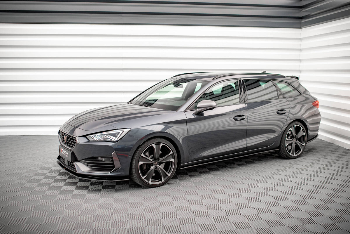 Nærbilde av sideskjørt diffuser med matt svart finish og kantdetaljer for Cupra Leon