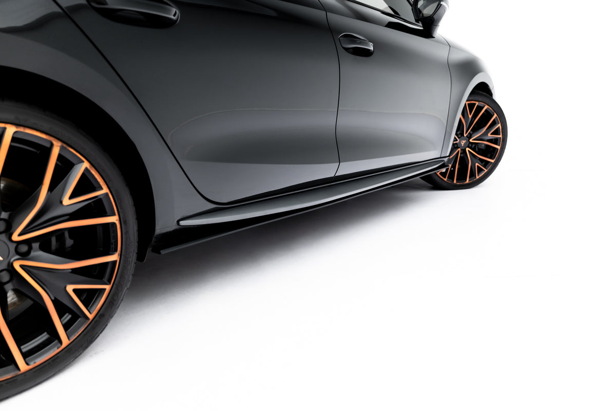Nærbilde av kant på sideskjørt diffuser til Cupra Leon Aero Mk1