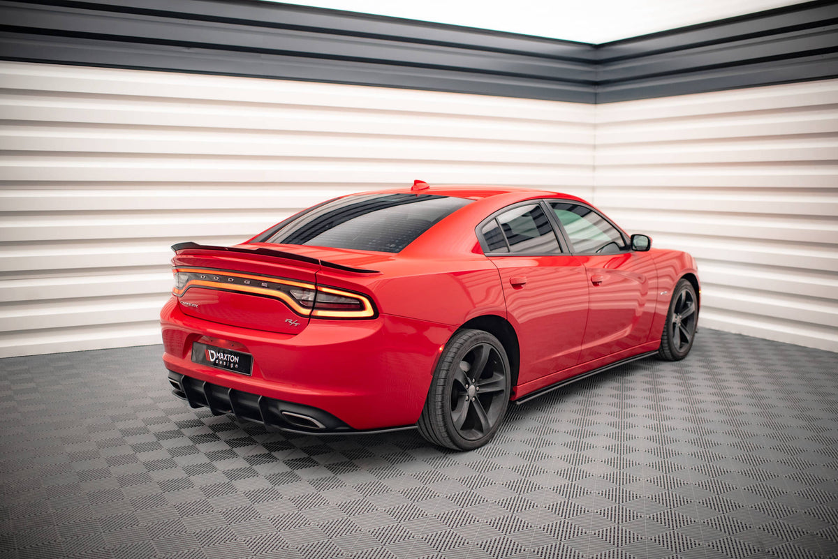 Nærbilde av kantfinish på sideskjørt-diffuser til Dodge Charger RT