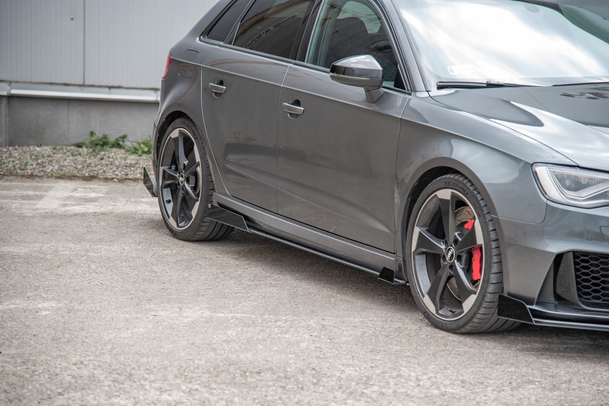 Maxton Design Street Pro sideskjørt for RS3 8V, detaljbilde av flaps og overflate