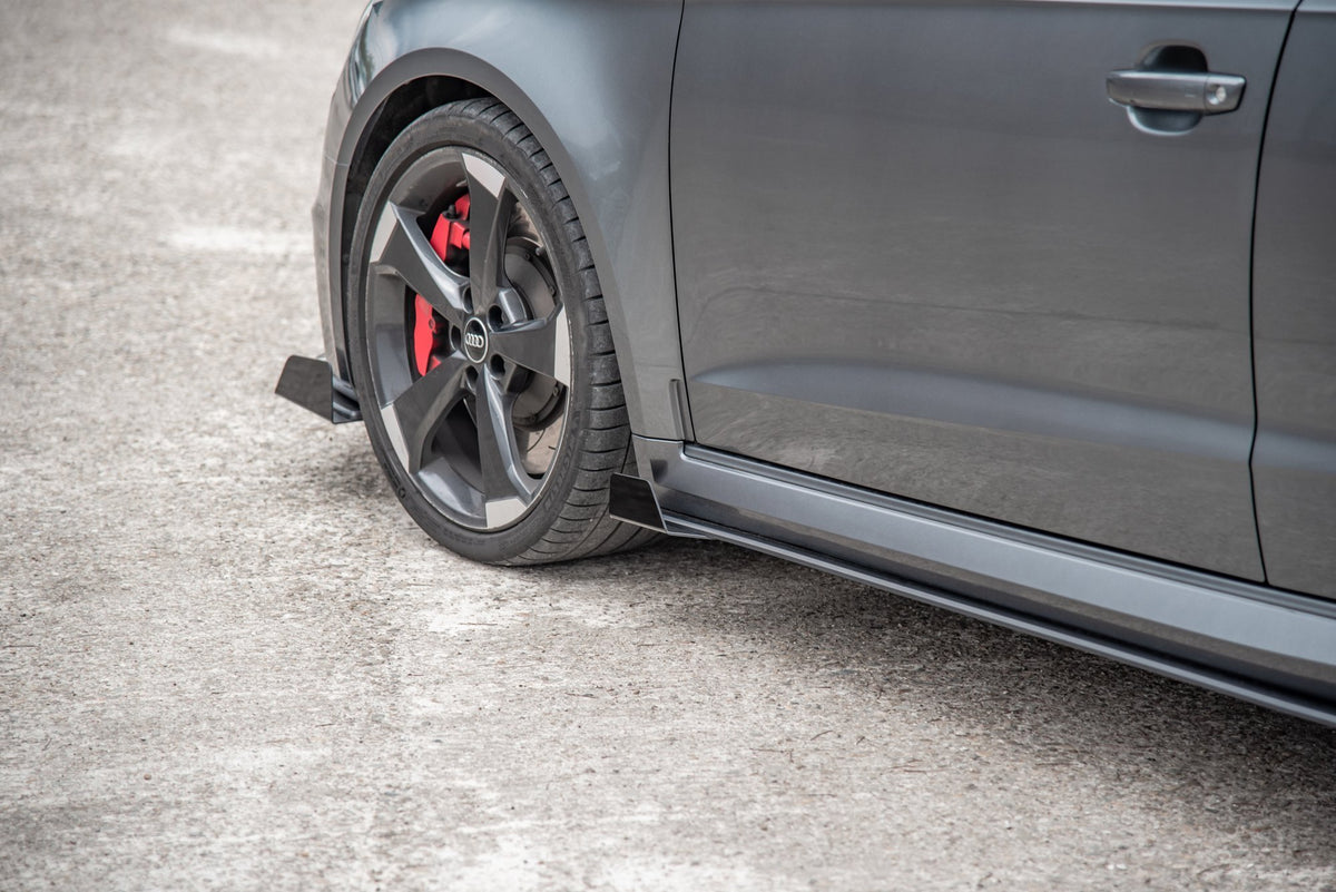 Sideskjørt-diffuser til Audi RS3 8V Sportback vist fra skrå vinkel bakfra