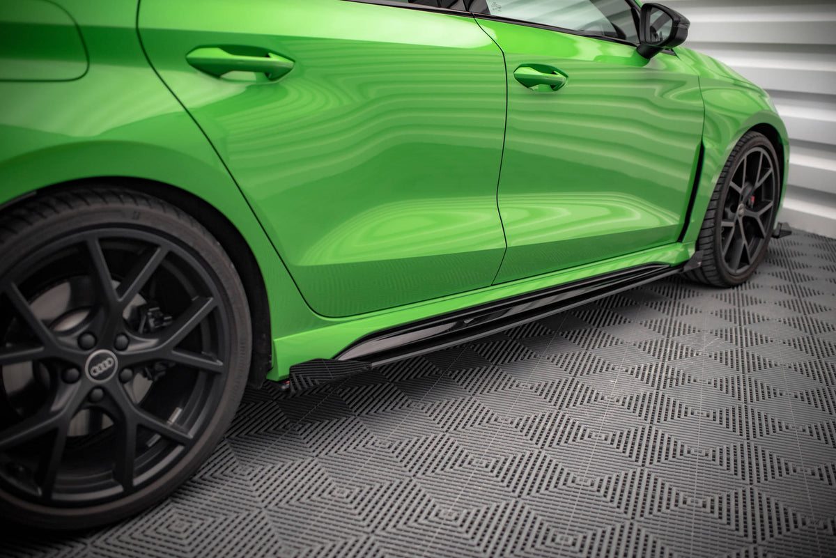Audi RS3 Sedan 8Y med sportlige sideskjørt og integrerte flaps sett fra siden