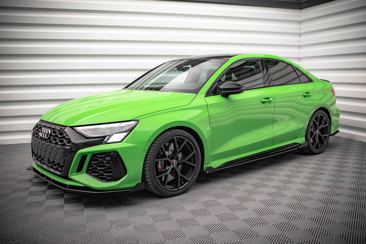 Nærbilde av aerodynamiske flaps på sideskjørt designet for Audi RS3 8Y Sedan i matt sort