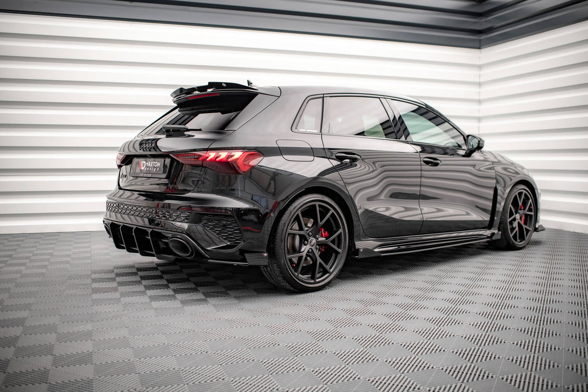 Nærbilde av sideskjørt med aerodynamiske flaps designet for Audi RS3 Sportback 8Y i sort finish