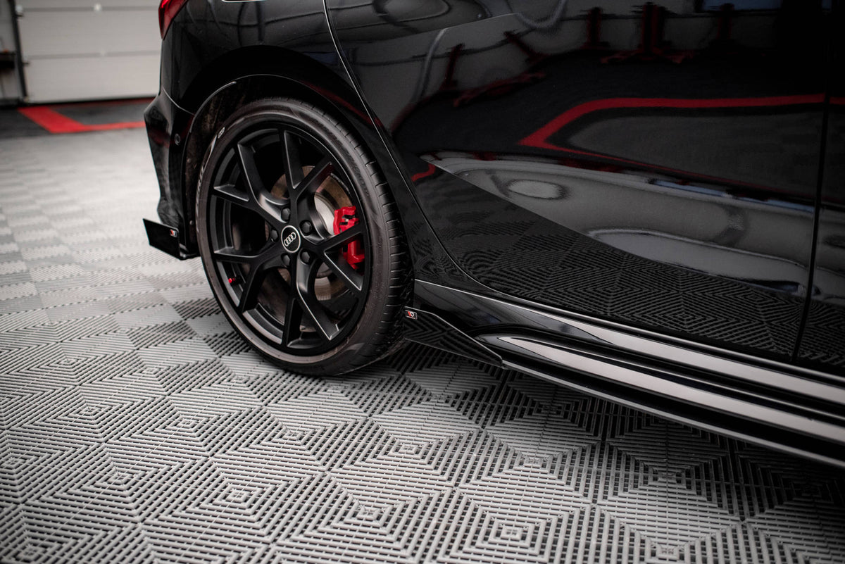 Audi RS3 Sportback 8Y sideskjørt sett fra siden som viser presis passform langs terskelpartiet