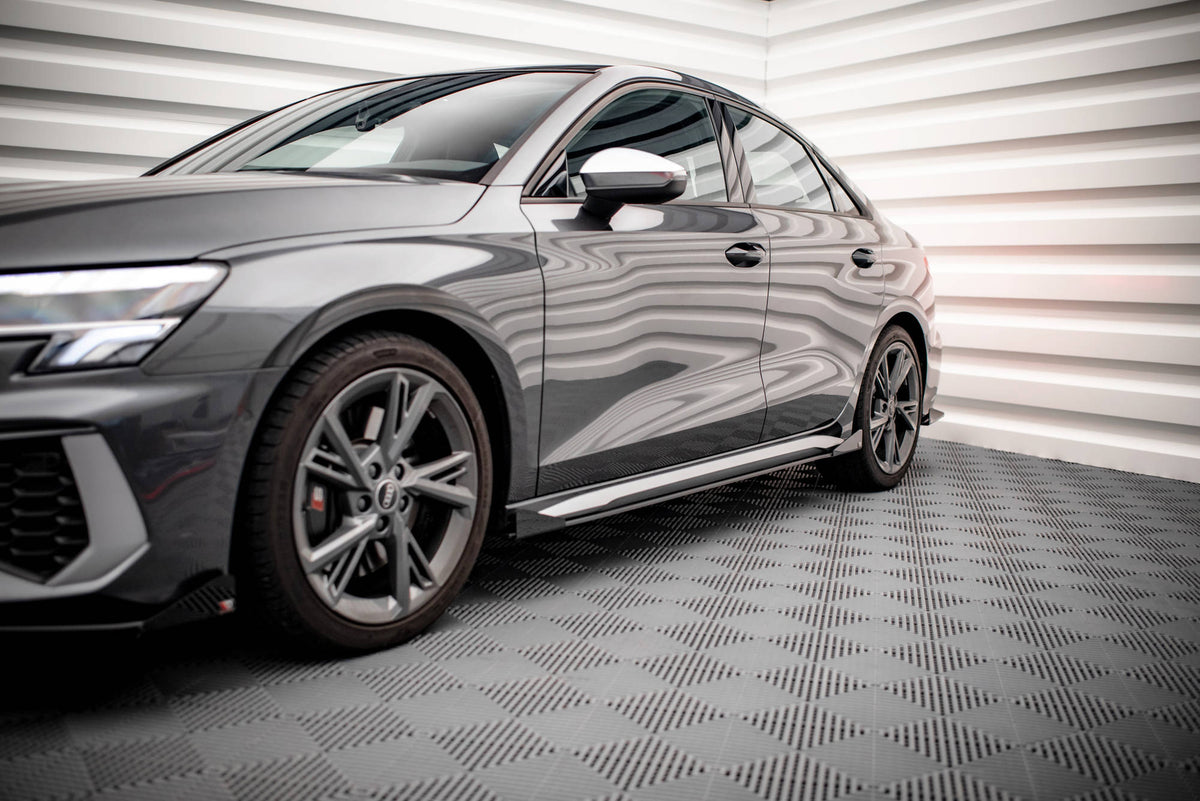 Sideskjørt med flaps montert på Audi A3 S-Line 8Y, sporty design i sort finish sett fra siden
