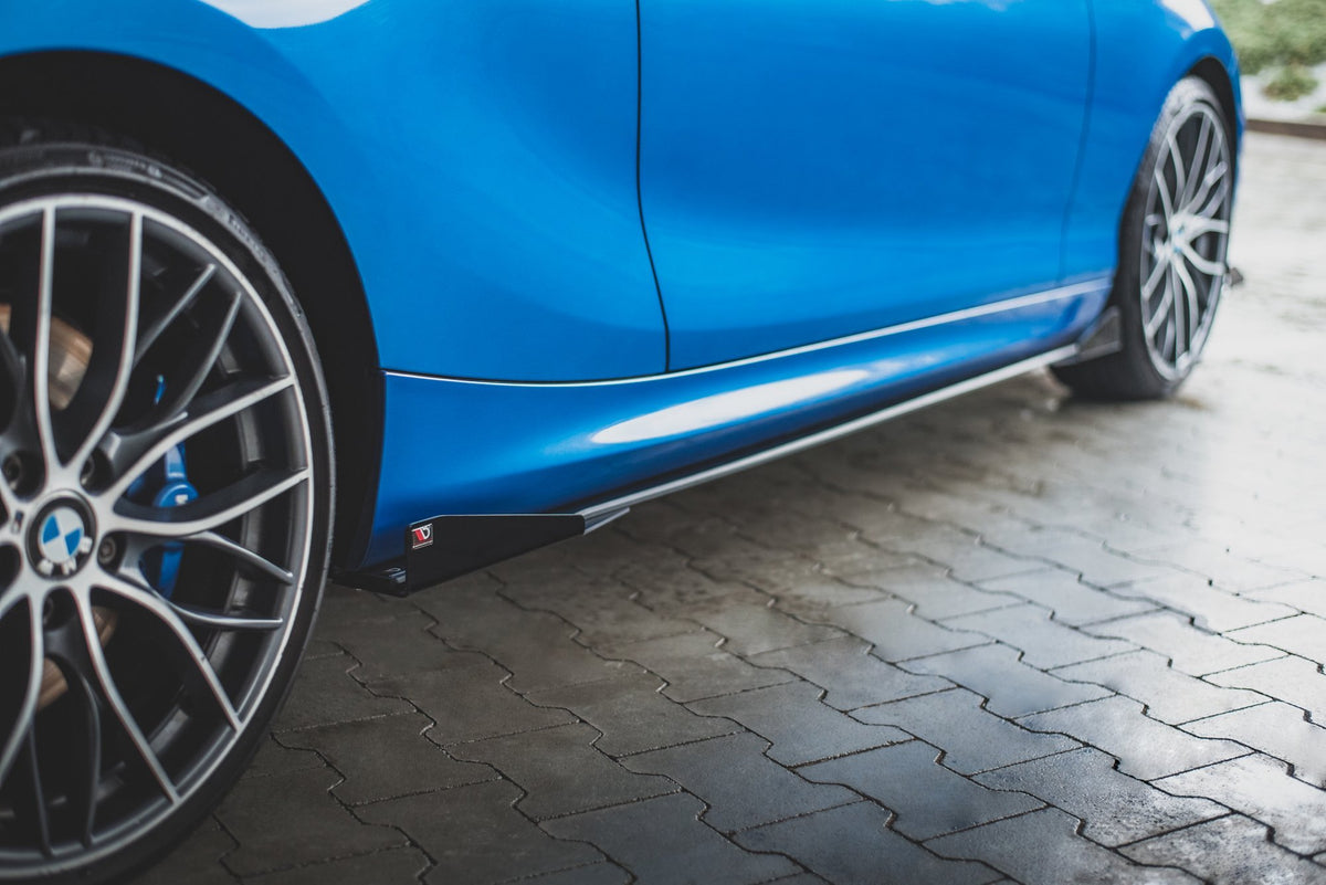 Sideskjørt med flaps montert på BMW 1 F21 M135i i sort matt finish, sett fra siden