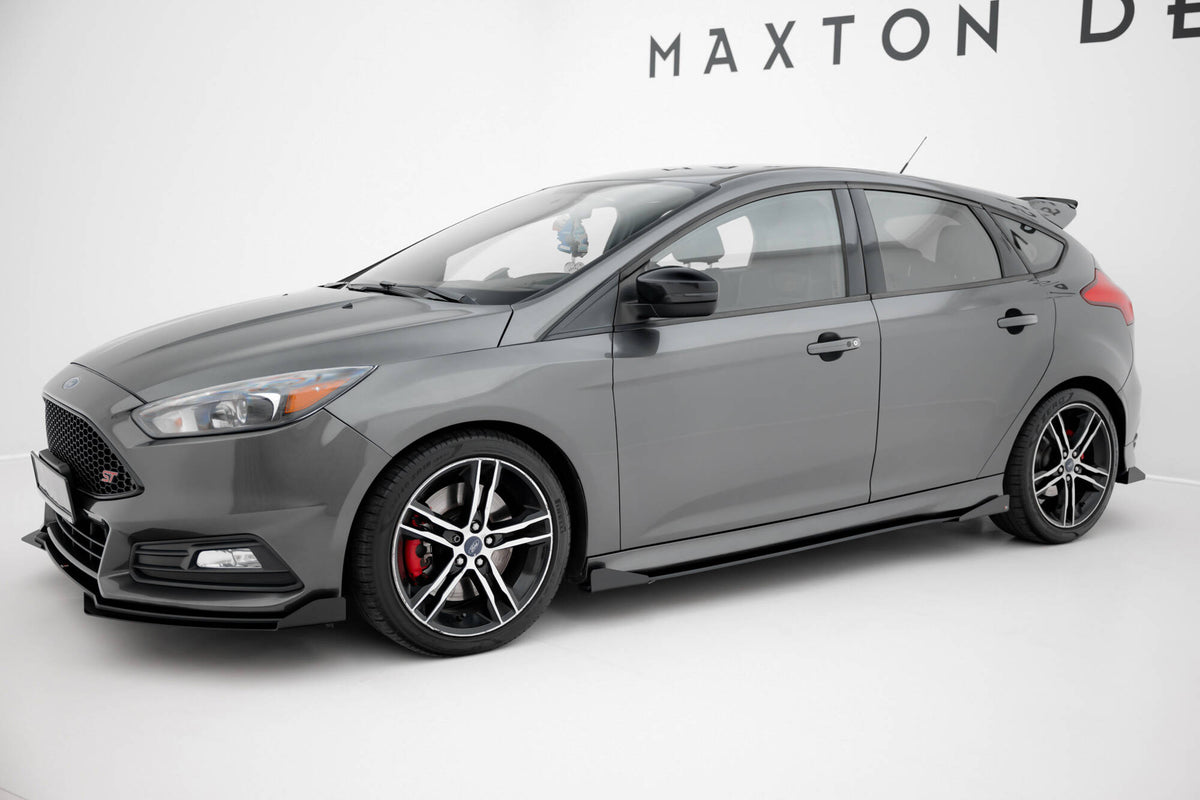 Sideskjørt-diffuser montert på Ford Focus ST MK3, nærbilde av flaps-detalj