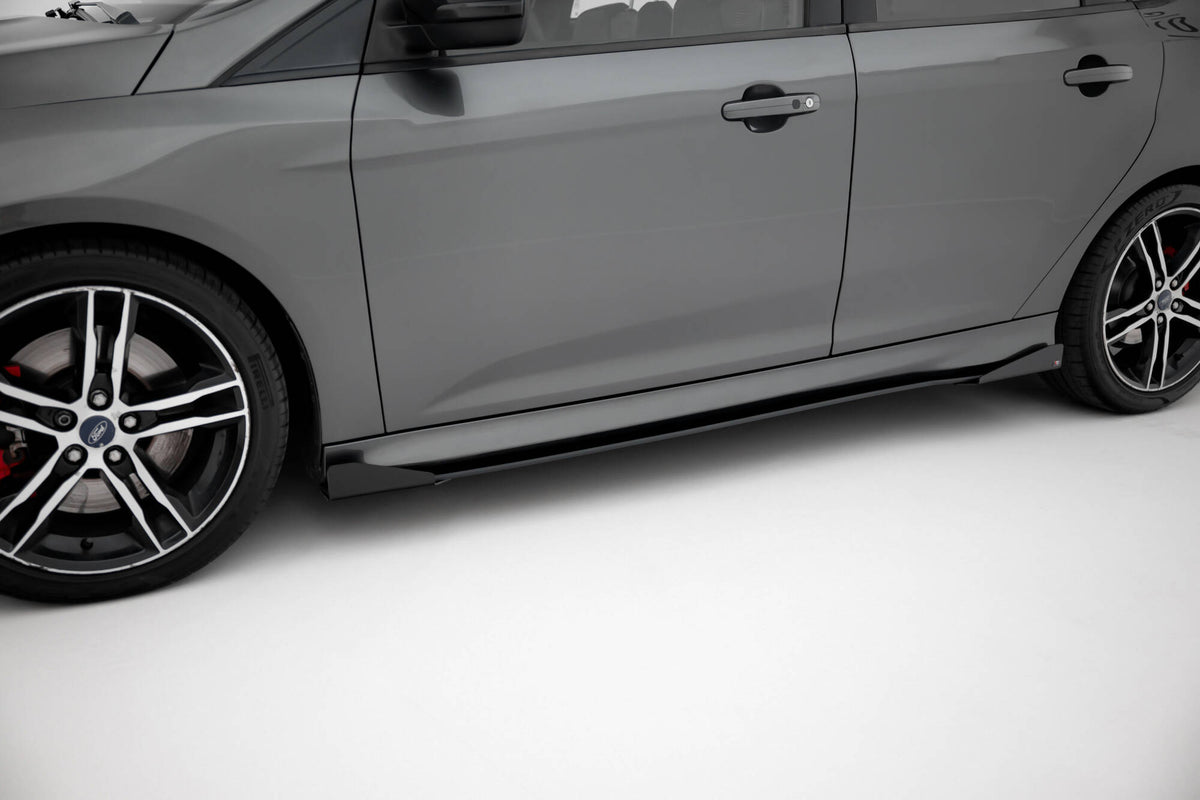 Street Pro sideskjørt med flaps til Ford Focus ST MK3 Facelift, skrå vinkel forfra
