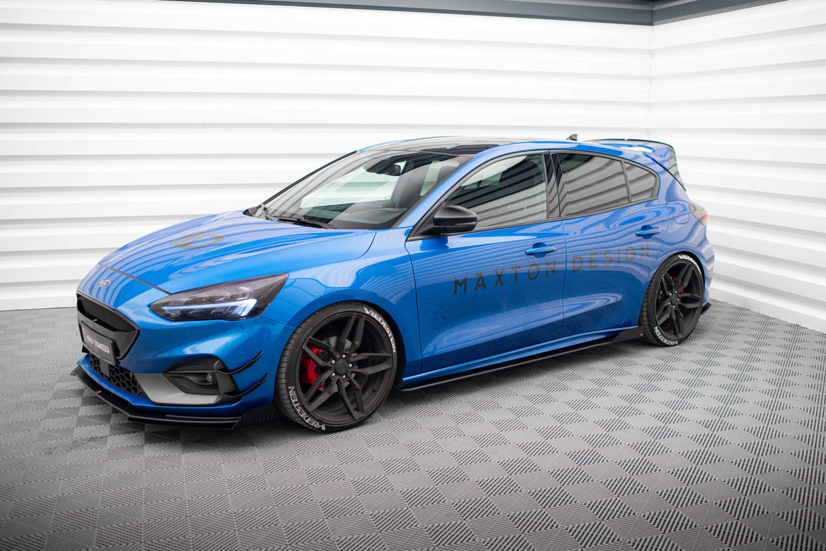 Monteringssett og sideskjørt-diffuser for Ford Focus MK4 lagt ut samlet