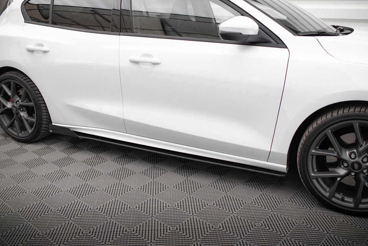 Ford Focus ST MK4 med Street Pro sideskjørt montert, skrå vinkel fra siden
