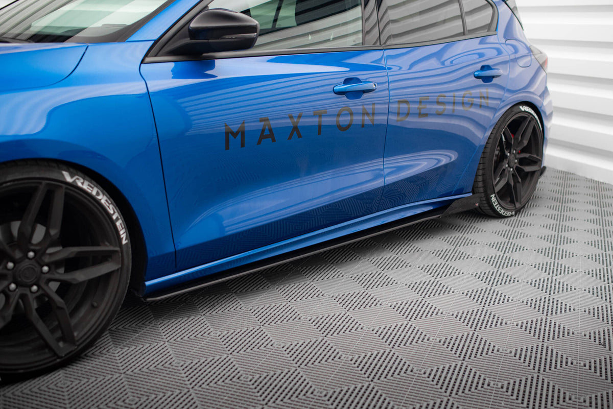 Sideskjørt med flaps til Ford Focus ST MK4 vist rett forfra i sort finish