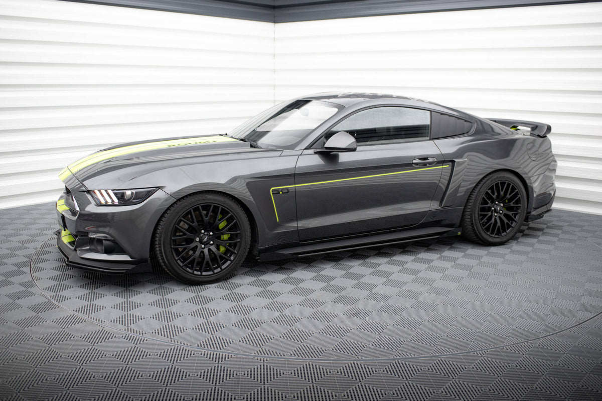 Sideskjørt med flaps montert på Ford Mustang GT Mk6 sett fra siden