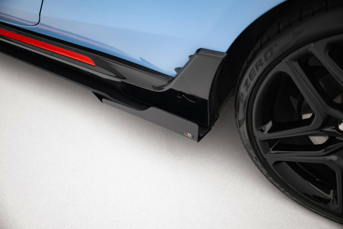 Sideskjørt diffuser i matt svart montert på Hyundai Veloster N, nærbilde av flaps