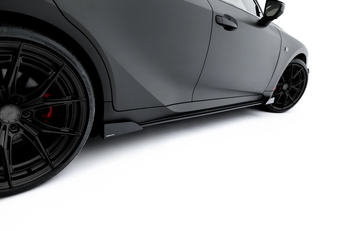 Detalj av matt sort overflate på sideskjørt diffuser fra Maxton til Lexus IS 500