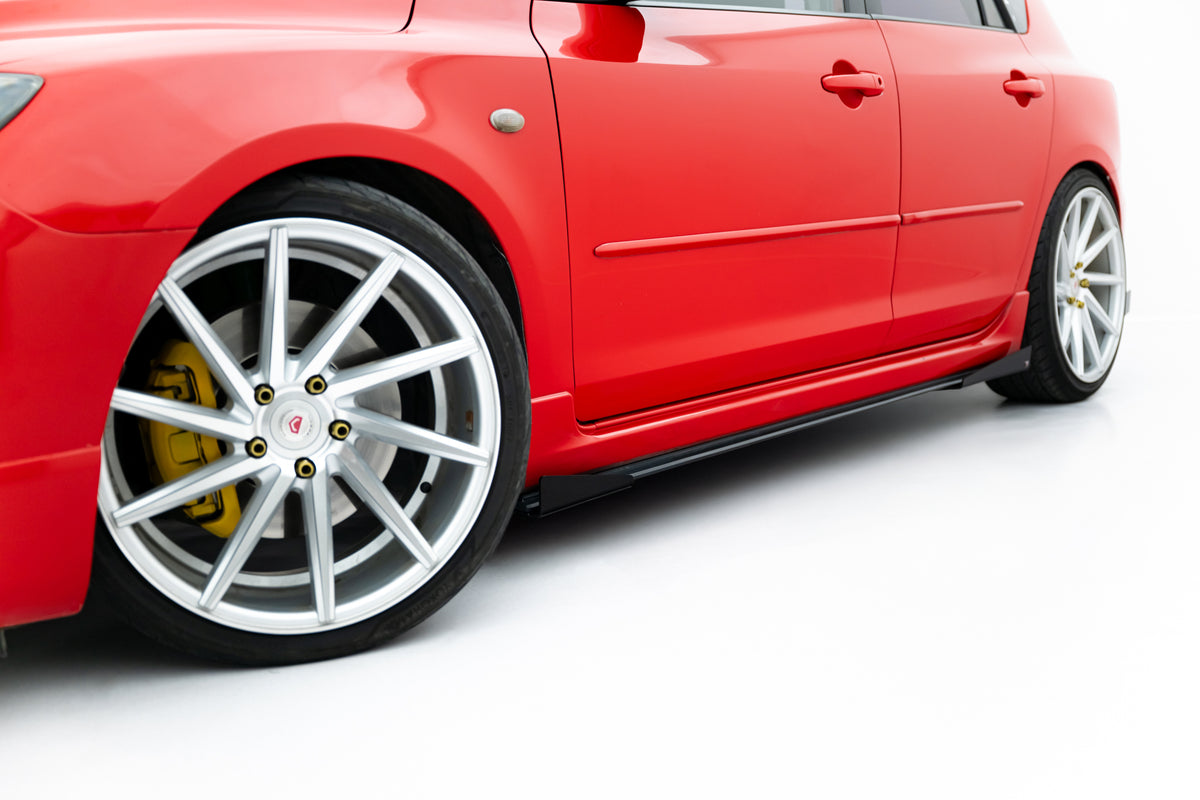 Montert Street Pro sideskjørt med flaps på Mazda 3 MPS Mk1, sidevisning