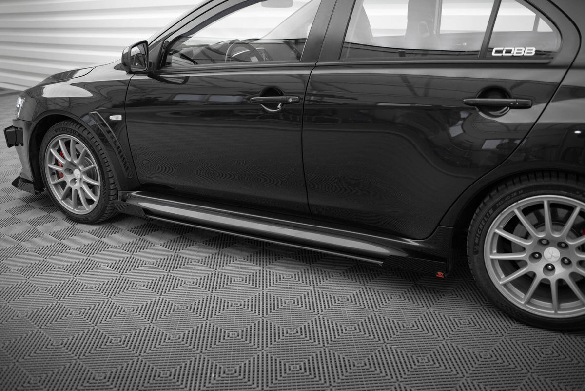 Sideskjørt diffusor montert på Mitsubishi Lancer Evo X, sett fra siden
