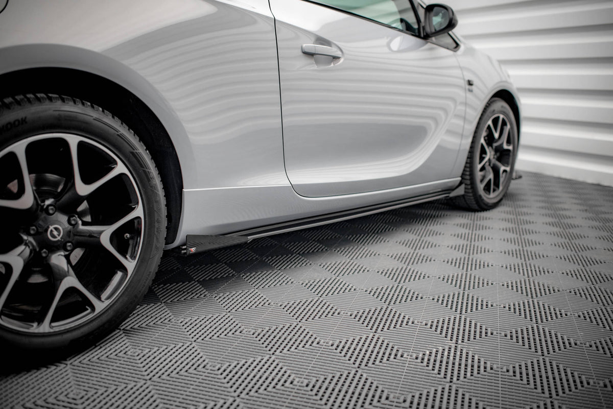 Street Pro sideskjørt diffusorer med flaps til Opel Astra GTC OPC-Line J sett forfra