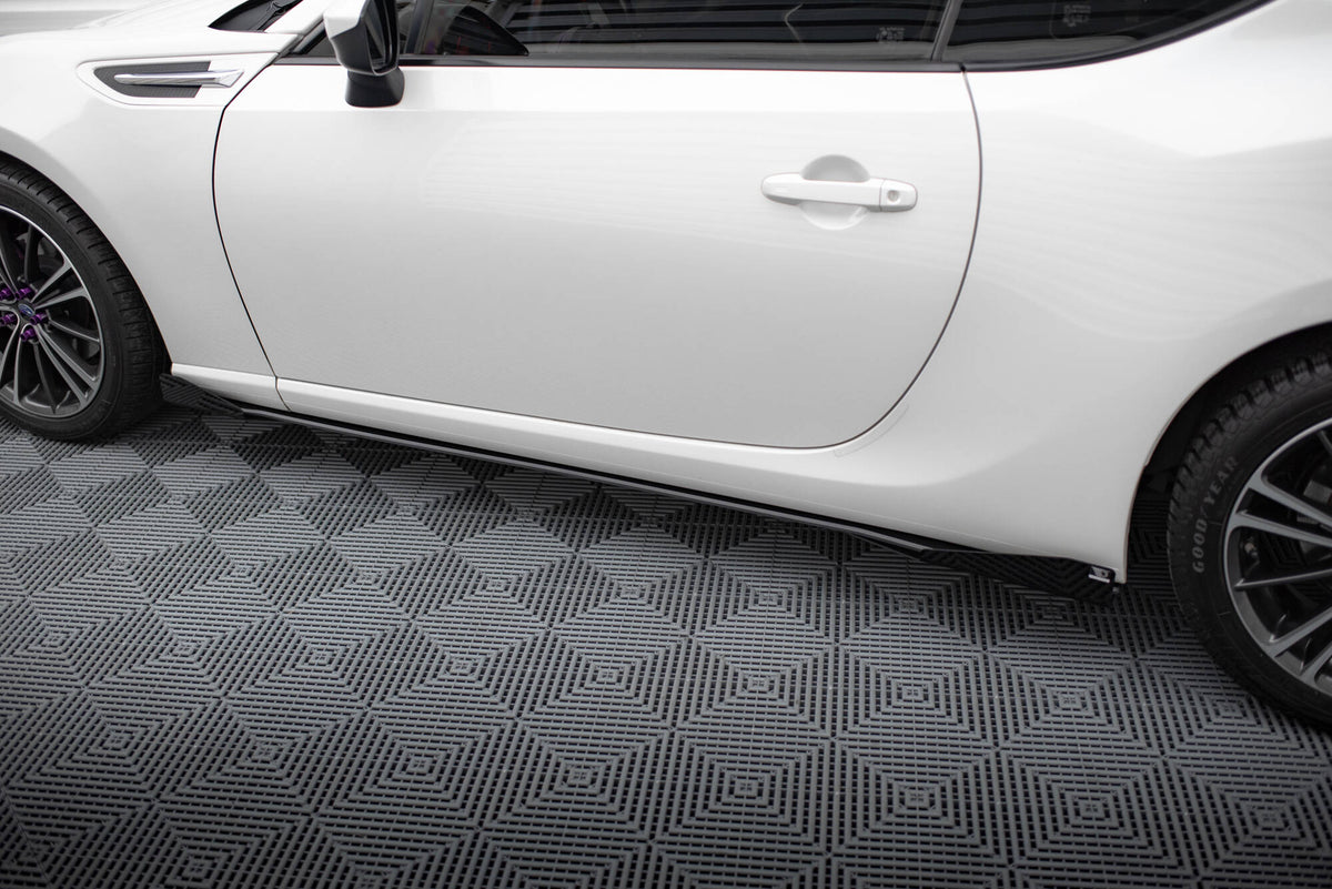 Street Pro sideskjørt-diffusorer med flaps montert på Subaru BRZ, sett fra siden