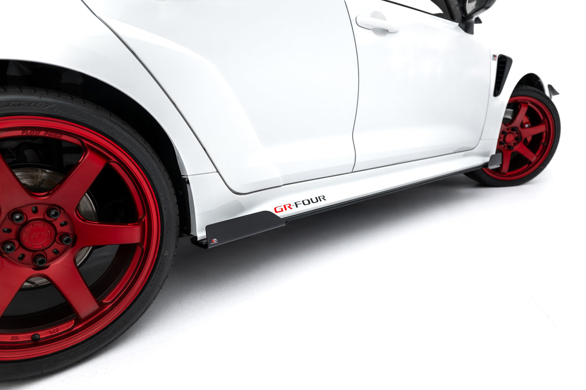 Maxton Design sideskjørt med flaps montert på Toyota GR Corolla skrå vinkel