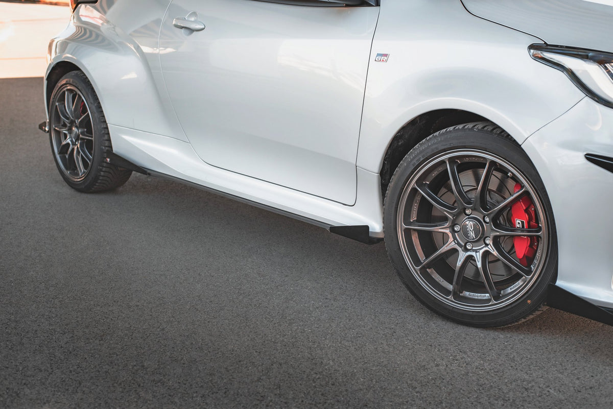 Sideskjørt med flaps til Toyota GR Yaris MK4 fra Maxton Design M-Line i matt svart ABS plast