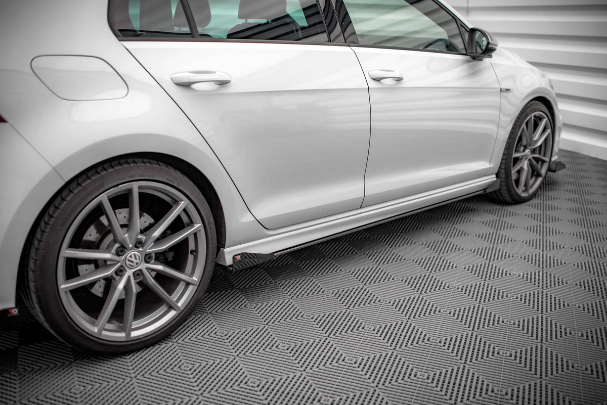 Street Pro sideskjørt-diffusorer med flaps til VW Golf R MK7, sett i skrå vinkel