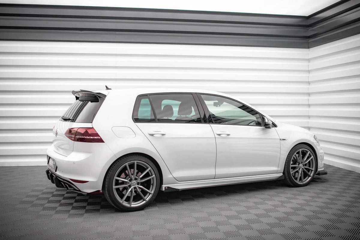 Nærbilde av sideskjørt-diffuser i matt svart ABS-plast for VW Golf R MK7