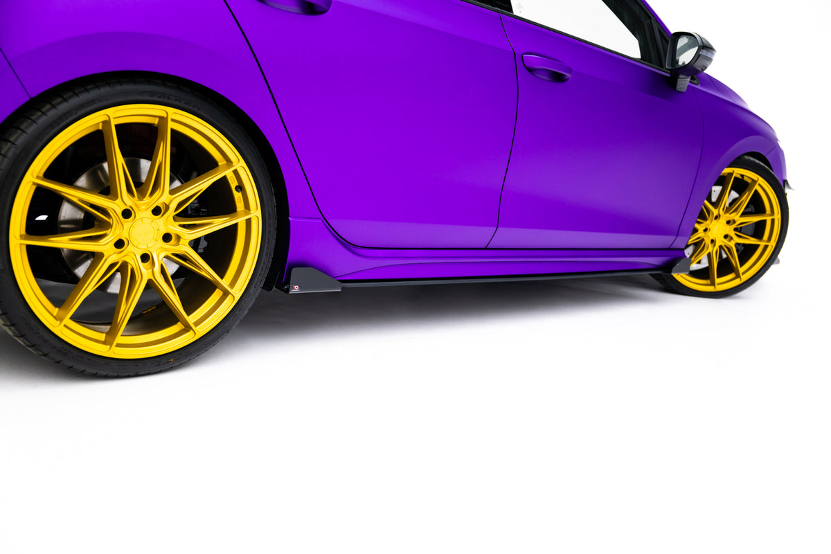 Sideskjørt-forlenger for VW Golf 8 R Facelift sett rett fra siden