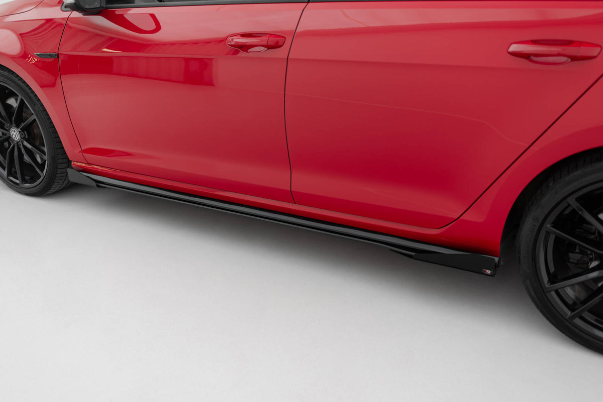Maxton Design sideskjørt diffusorer montert på VW Golf R-Line MK7, skrå vinkel