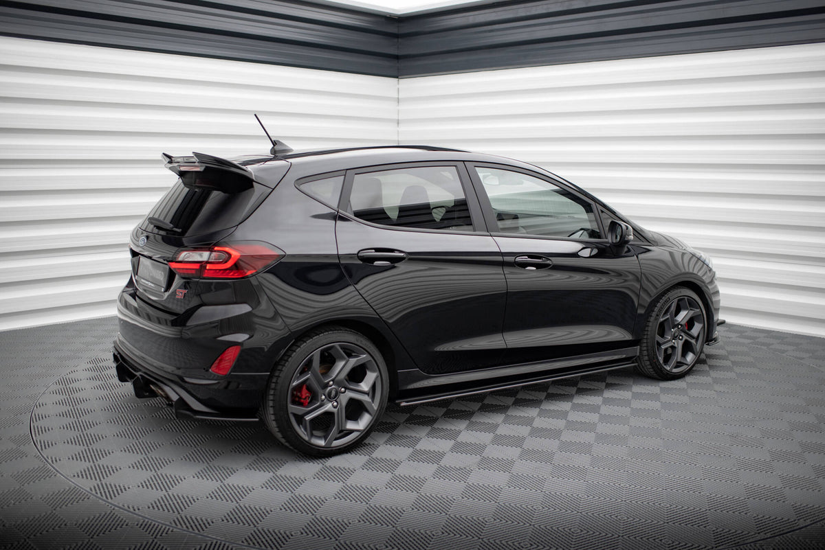 Sideskjørt i matt svart montert på Ford Fiesta MK8 ST, skrå vinkel fra siden