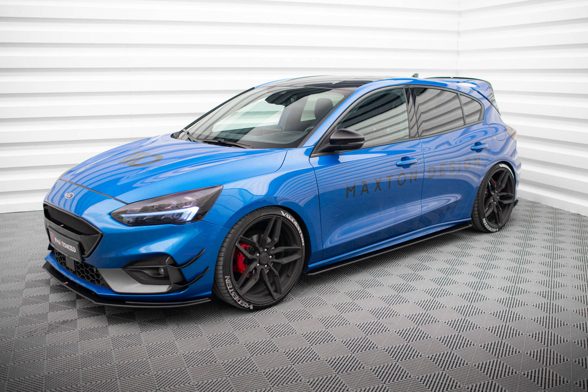 Sideskjørt diffusorer til Ford Focus ST MK4 vist ovenfra med monteringssett