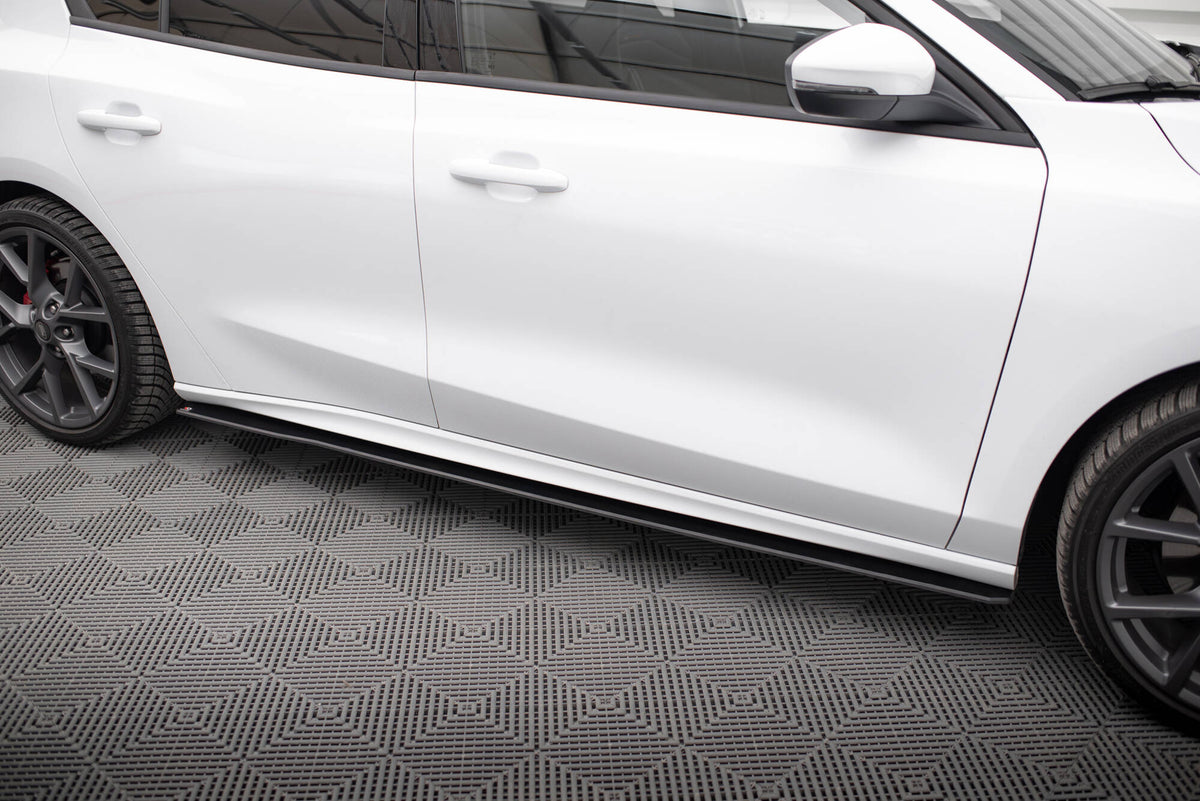 Maxton Design terskelforlenger montert på Ford Focus ST-Line MK4 sett fra siden
