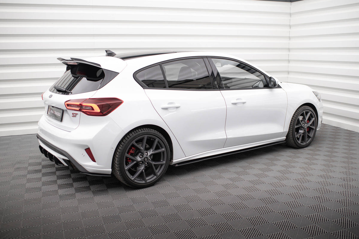 Nærbilde av CNC-frest kant på Street Pro sideskjørt for Ford Focus MK4