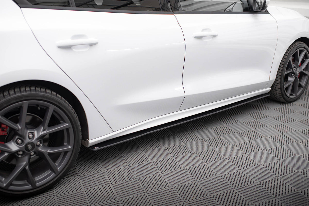 Street Pro sideskjørt diffusorer til Ford Focus ST MK4 sett i skrå vinkel forfra